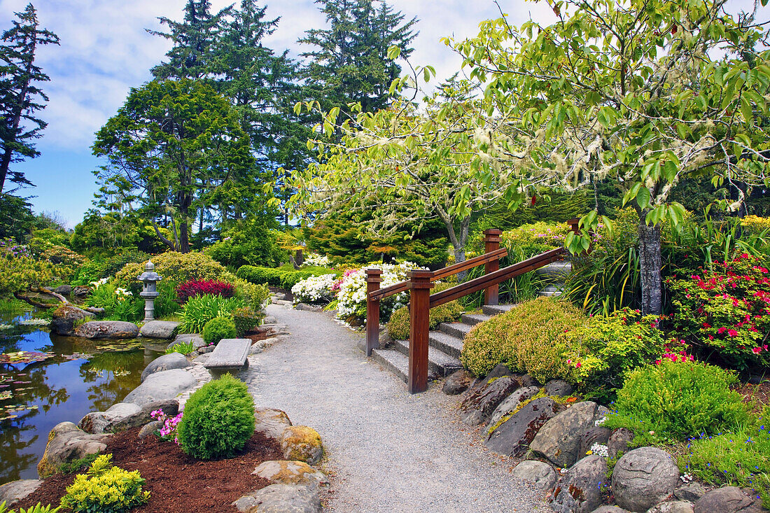 Gärten mit blühenden Pflanzen und einem ruhigen Teich im Shore Acres State Park,Oregon,Vereinigte Staaten von Amerika