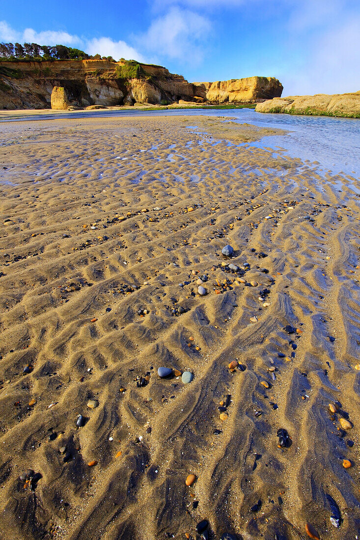 Wellenmuster im Sand bei Ebbe an der Küste von Oregon, Oregon, Vereinigte Staaten von Amerika