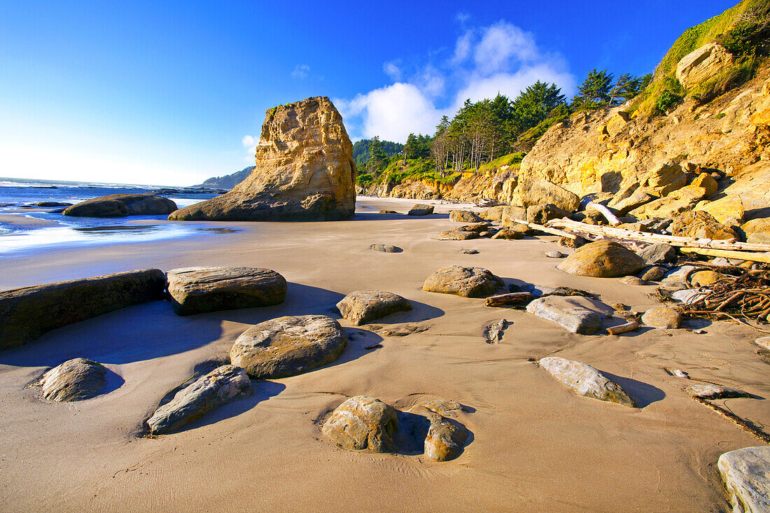 Felsformation und Felsen an einem Strand entlang der zerklüfteten Küste von Oregon mit Blick auf den Horizont über dem Pazifischen Ozean, Oregon, Vereinigte Staaten von Amerika