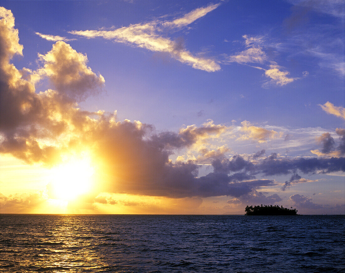 Silhouettierte tropische Insel im glühenden Sonnenuntergang, Bora Bora, Französisch-Polynesien