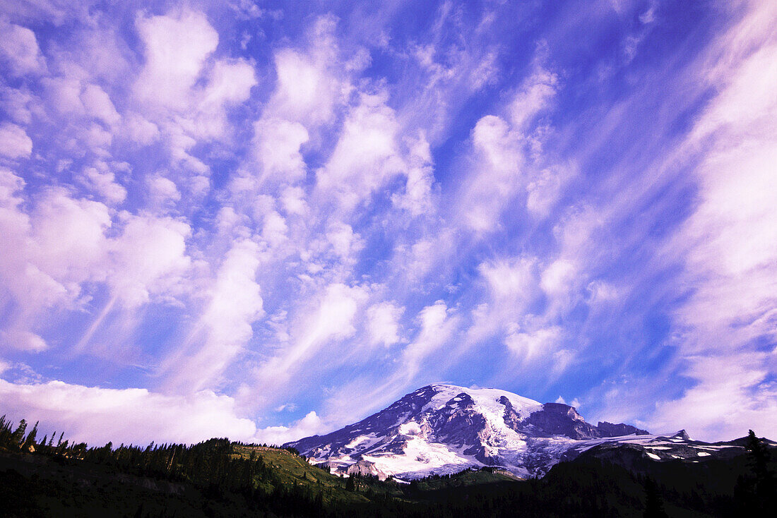 Dramatische Wolken über dem Mount Rainier bei Sonnenaufgang, Mount Rainier National Park, Washington, Vereinigte Staaten von Amerika