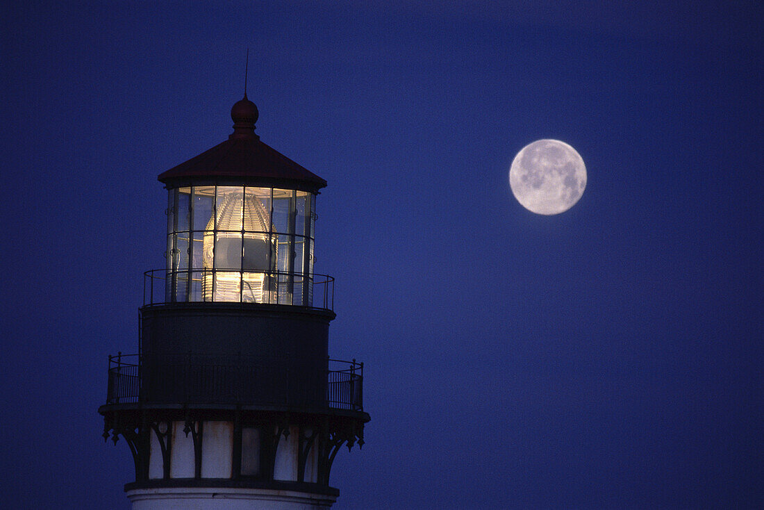 Yaquina Head Light beleuchtet und Vollmond bei Nacht, Yaquina Bay State Park, Oregon, Vereinigte Staaten von Amerika