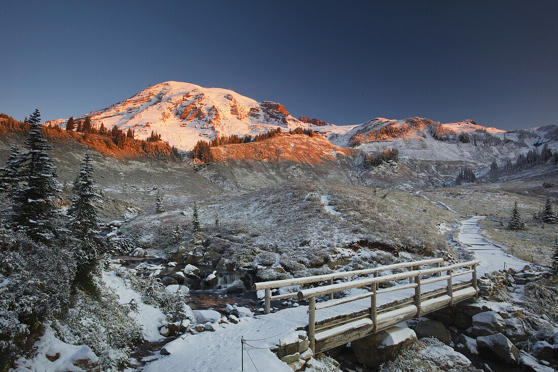 Brücke und Weg durch die Cascade Mountains im Winter im Mount Rainier National Park,Washington,Vereinigte Staaten von Amerika