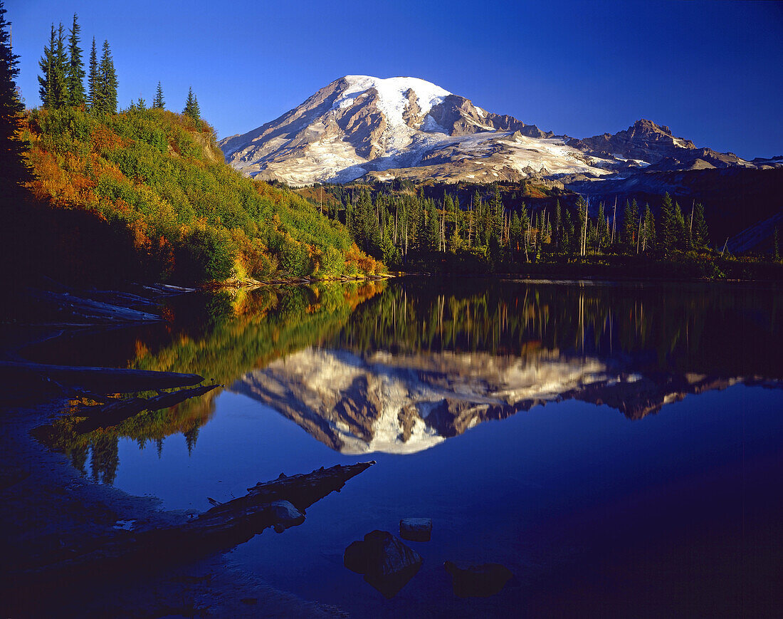Mount Rainier spiegelt sich in einem See im Paradise Park im Herbst, Mount Rainier National Park, Washington, Vereinigte Staaten von Amerika