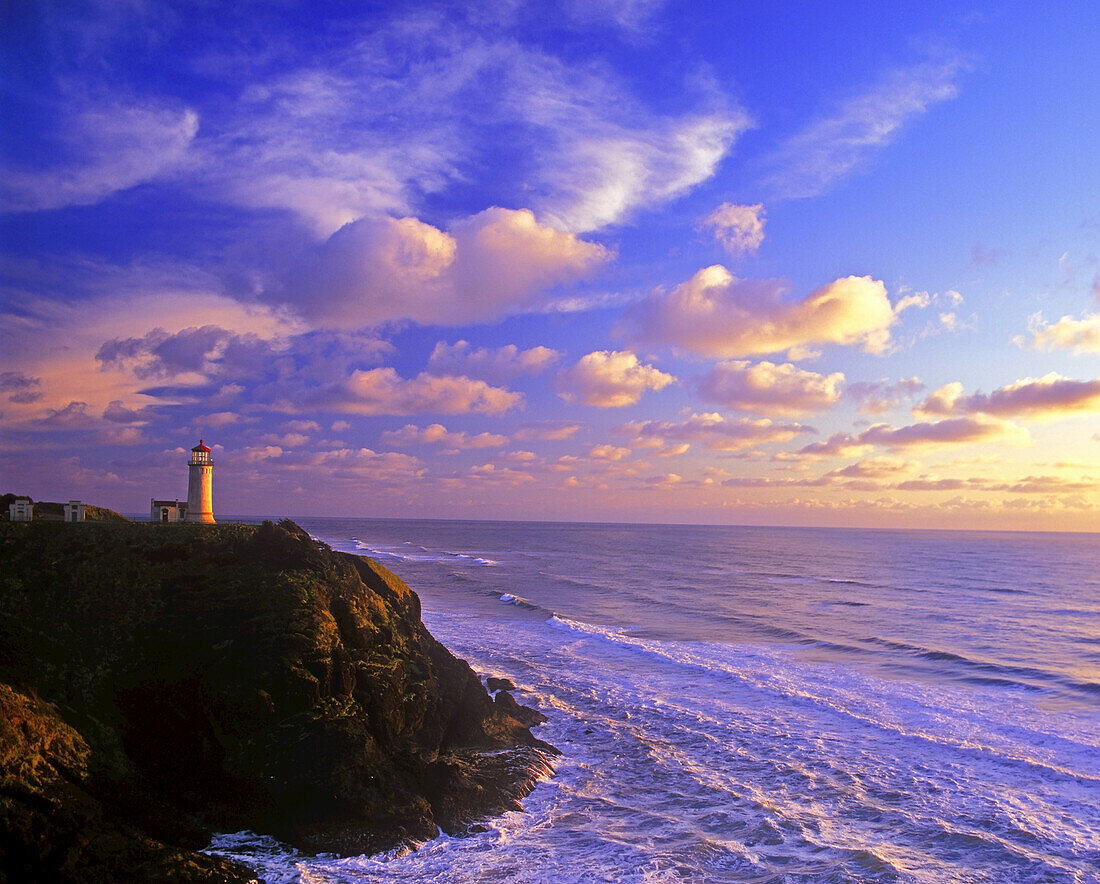 North Head Lighthouse bei Sonnenuntergang im Cape Disappointment State Park,Washington,Vereinigte Staaten von Amerika