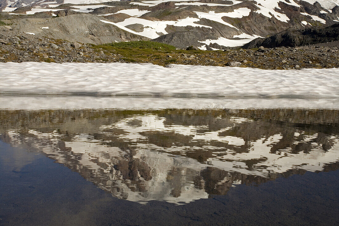 Die Spitze und der Schnee des Mount Rainier spiegeln sich im Reflection Lake, Mount Rainier National Park, Washington, Vereinigte Staaten von Amerika