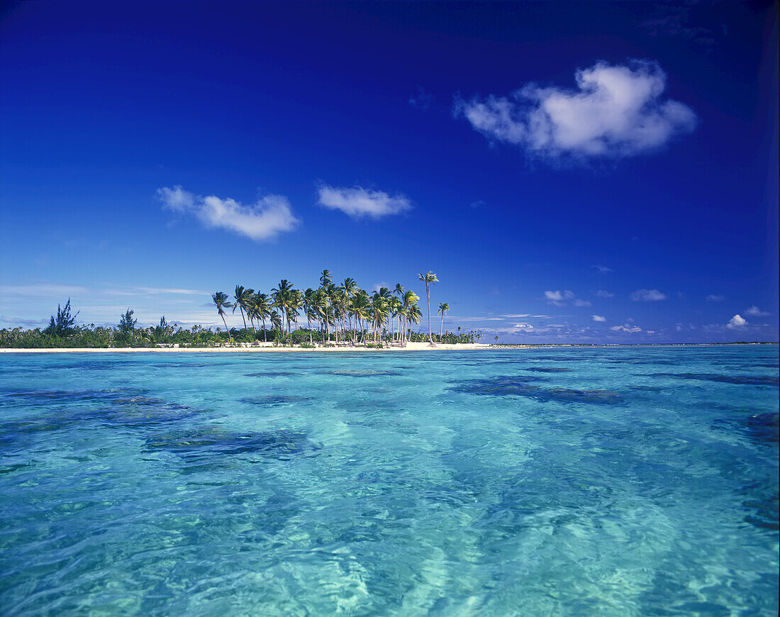 Kleine Insel im Südpazifik mit weißem Sand, Palmen und türkisfarbenem Wasser, Bora Bora, Französisch-Polynesien