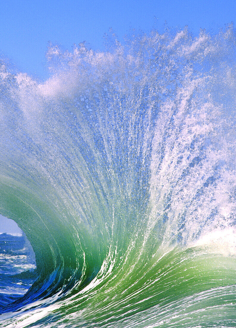 Nahaufnahme des dramatischen Plätscherns einer brechenden Welle am Ufer entlang der Küste von Oregon bei Cape Kiwanda, Pacific City, Oregon, Vereinigte Staaten von Amerika
