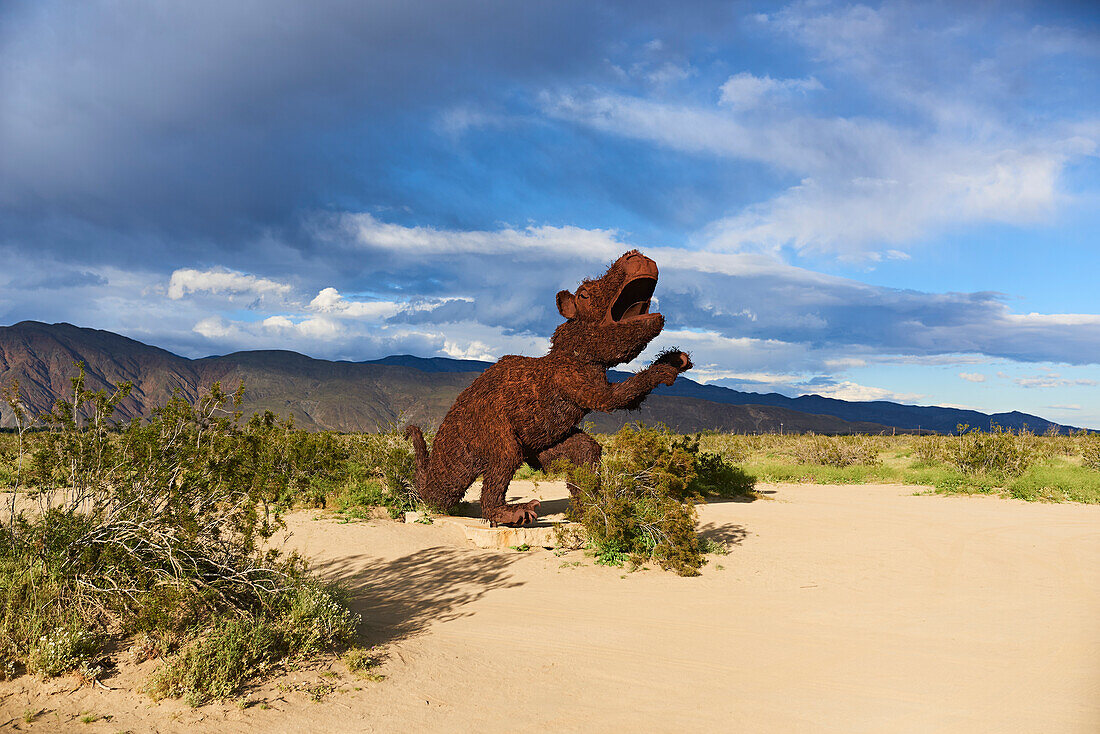 Die Skulpturen von Ricarco Breceda in den Galleta Meadows. Dies ist eine einzigartige Skulptur einer Ratte, die er geschaffen hat,Borrego Springs,Kalifornien,Vereinigte Staaten von Amerika