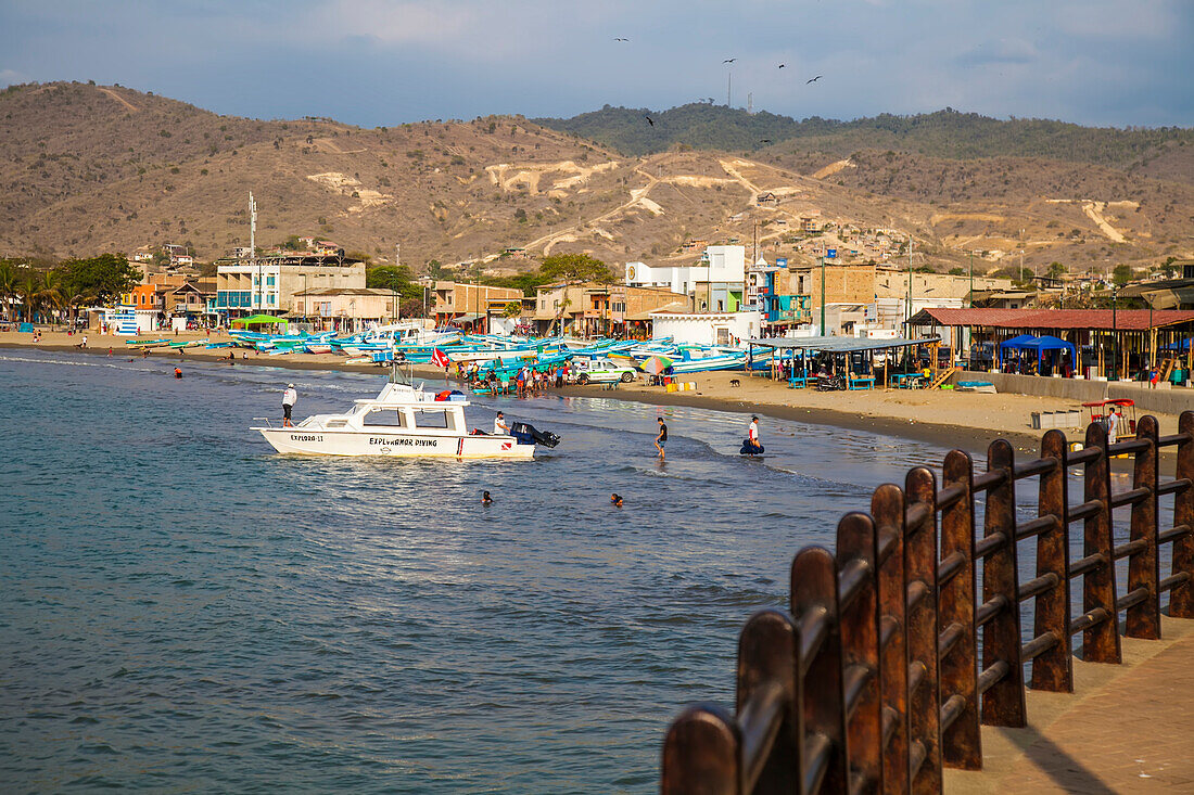 Tauchboot und Strandszene an der Küste Ecuadors, Puerto Lopez, Manabi, Ecuador