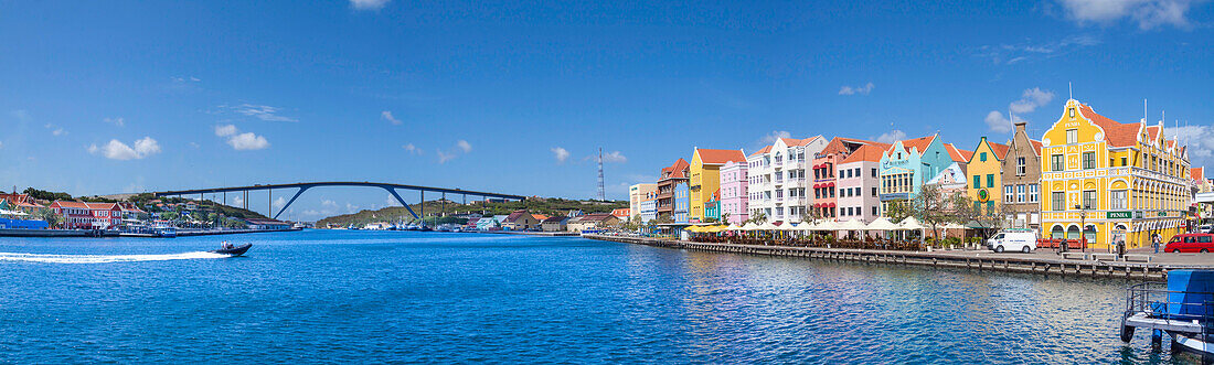 Die Königin-Juliana-Brücke und die malerische Punda-Seite des Hafens von Willemstad, ein nationales Wahrzeichen von Curacao. Drei Bilder wurden für dieses Panorama kombiniert, Willemstad, Curacao, Königreich der Niederlande