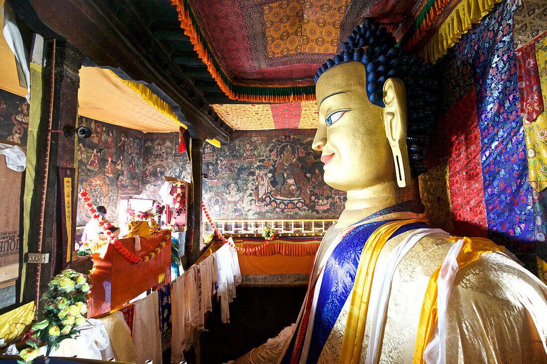 Riesige vergoldete Statue eines sitzenden Buddhas in Shey Gompa und Kloster oberhalb des Indus-Tals in den Himalaya-Bergen von Ladakh, Jammu und Kaschmir, Shey, Ladakh, Indien