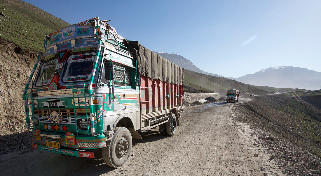 Lastwagenkonvoi auf dem Highway von Srinagar nach Leh in Richtung Kaschmir von Ladakh, Jammu und Kaschmir, Shey, Ladakh, Indien