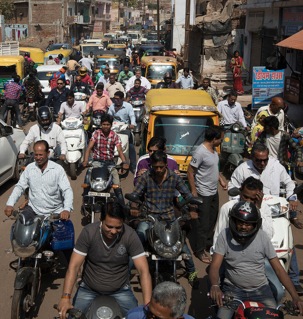 Geschäftiger Straßenverkehr in Gwalior, Indien, Gwalior, Madhya Pradesh, Indien