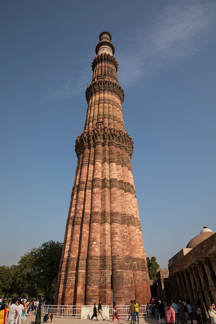 Qutb Minar,ein hoch aufragendes Minarett vor blauem Himmel,Neu Delhi,Delhi,Indien