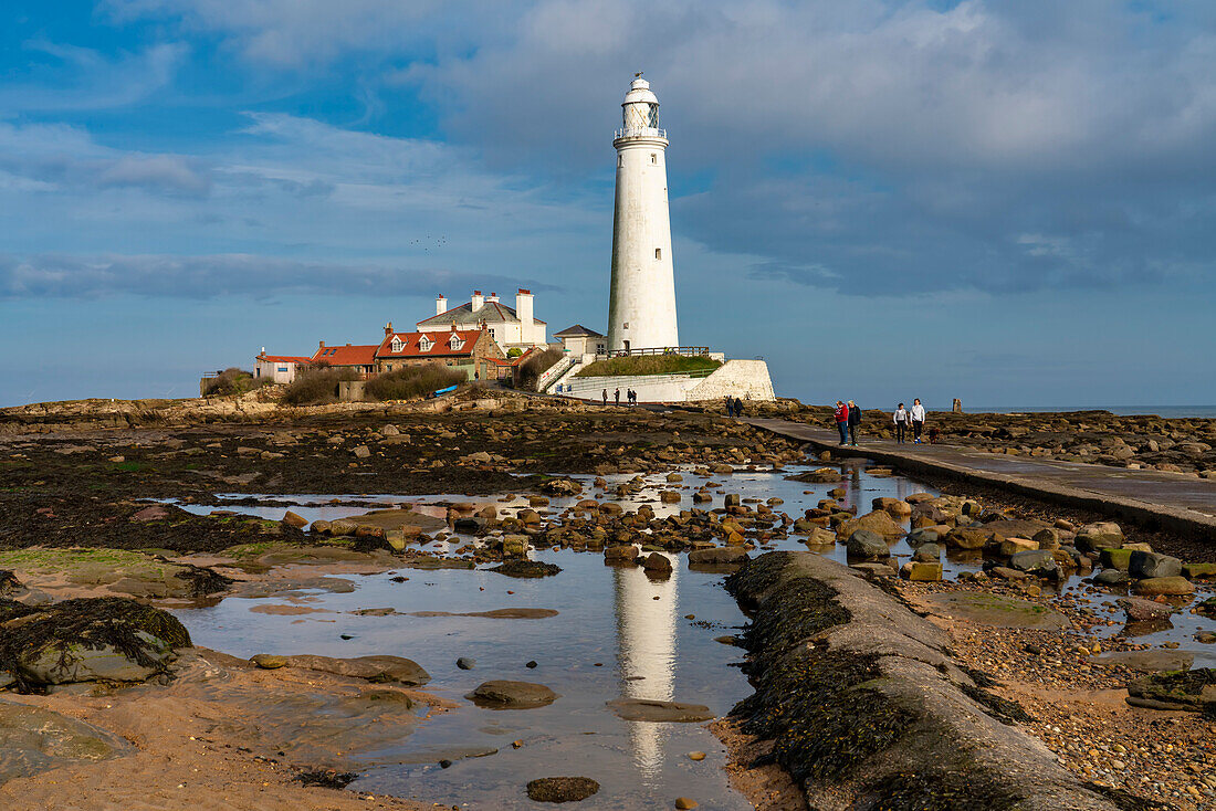 Touristen besuchen den Leuchtturm auf St. Mary's Island, Whitley Bay, Northumberland, England