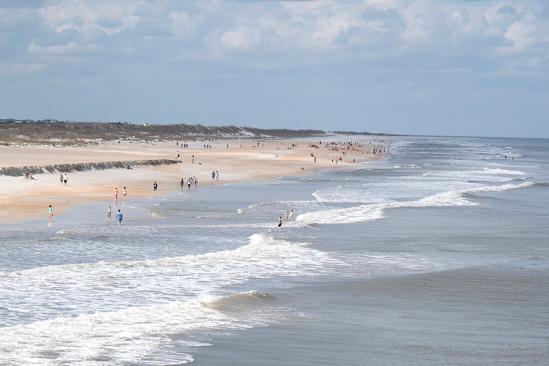 Menschen genießen den Strand und die Brandung des Atlantiks, St. Augustine Beach, Florida, Vereinigte Staaten von Amerika