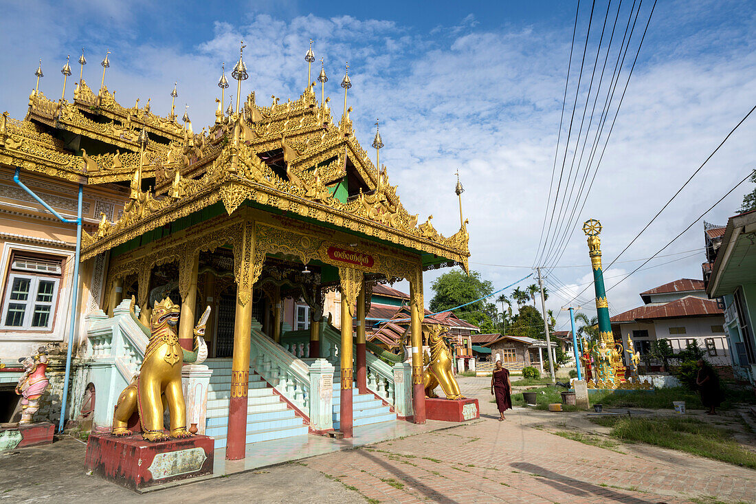 Mönch im Kloster und den Pagoden auf der Insel Shwe Paw am Irrawaddy, Shwegu, Kachin, Myanmar/Burma, Shwegu, Kachin, Myanmar