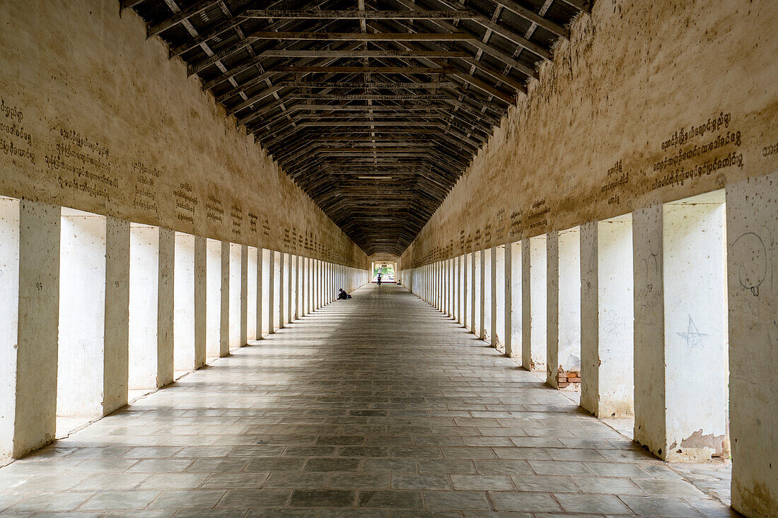 Fußweg zur Shwezigon-Pagode, erbaut nach der Anawrahta-Ära des Theravada-Buddhismus am Ufer des Ayeyarwady-Irrawaddy-Flusses in Bagan,Myanmar-Burma,Bagan,Mandalay,Myanmar