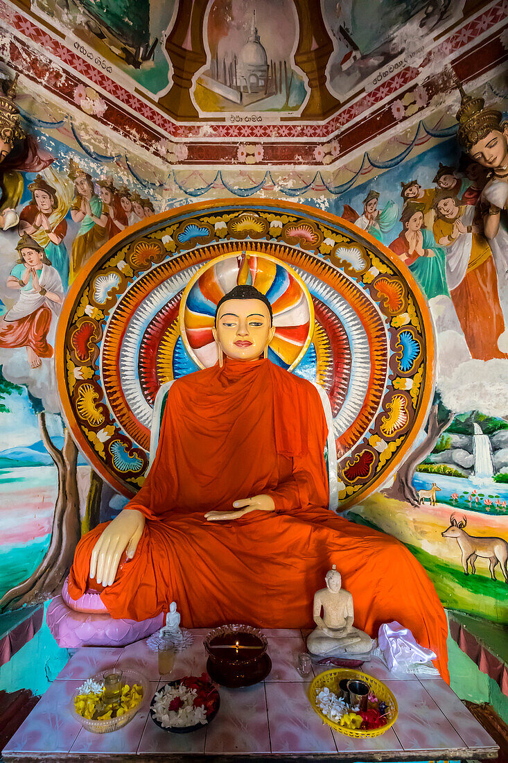 Schrein und Opfergaben im buddhistischen Kloster von Galagoda Shailatharama Viharaya,Balapitiya,Sri Lanka,Balapitiya,Galle District,Sri Lanka