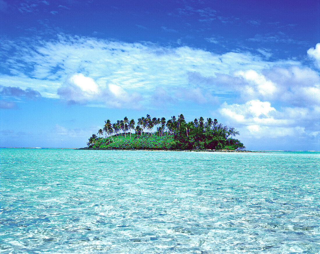 Kleine Insel auf den Cookinseln, umgeben von türkisfarbenem Wasser,Cookinseln