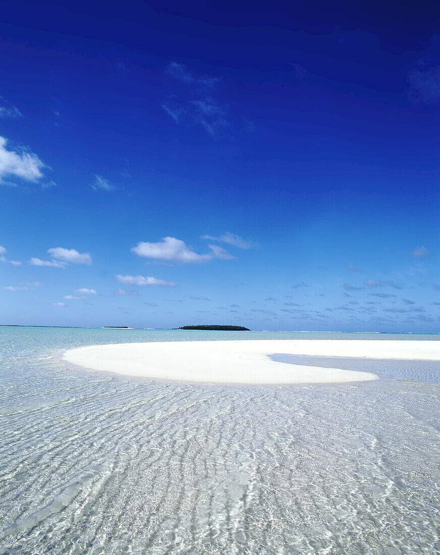 Weißes Sandatoll im Südpazifik mit klarem Meerwasser und kleinen Inseln in der Ferne,Cookinseln