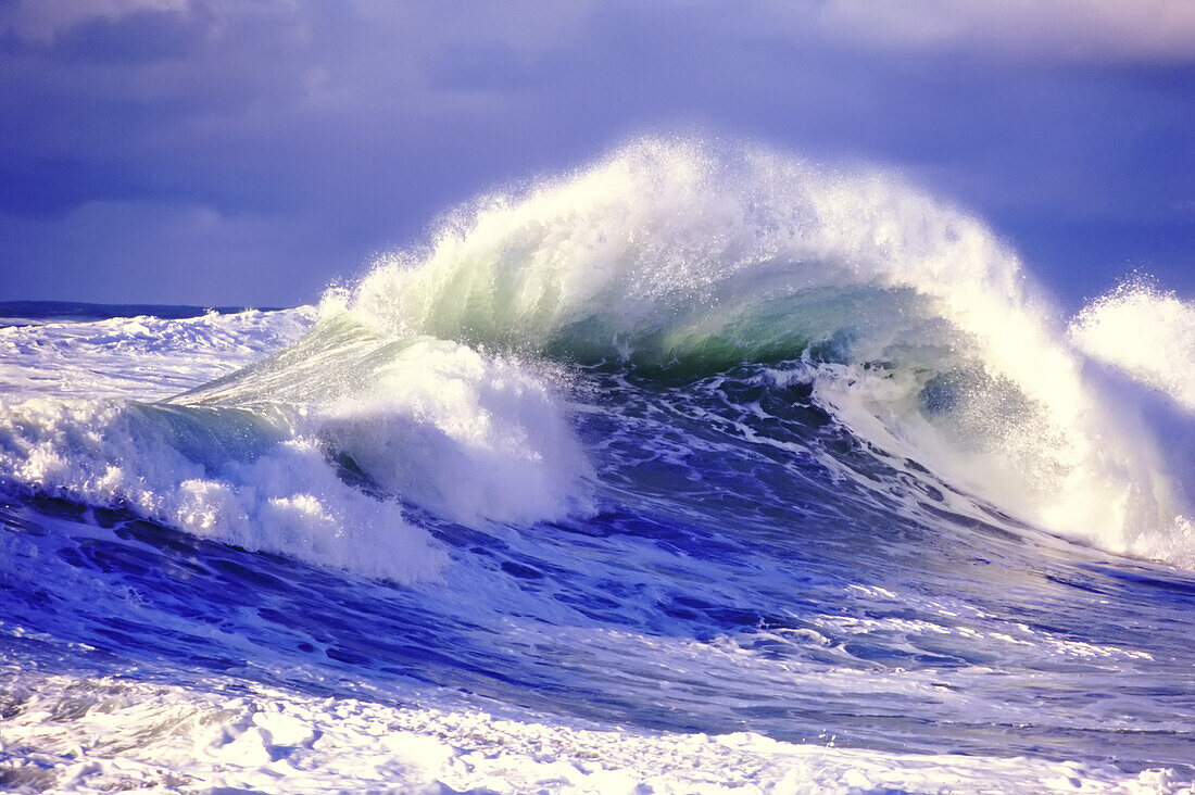 Plätschernde Welle am Ufer von Cape Kiwanda an der Küste von Oregon in Cape Kiwanda State Natural Area, Oregon, Vereinigte Staaten von Amerika