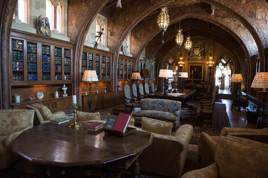 Eine Bibliothek und ein Wohnzimmer mit Möbeln, Kunstwerken, Büchern und verschnörkelten Beleuchtungskörpern,Hearst Castle,San Simeon,Kalifornien