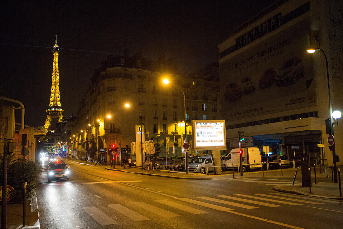 Der Eiffelturm und die Pariser Straßen bei Nacht,Paris,Frankreich
