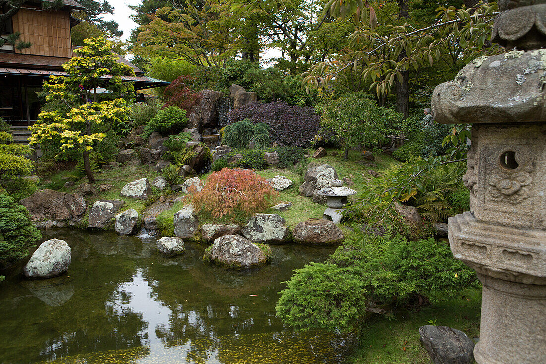 Ein malerischer Blick auf einen Teich, einen Steingarten, Skulpturen und japanische Architektur im Japanischen Teegarten von San Francisco,Japanischer Teegarten,San Francisco,Kalifornien