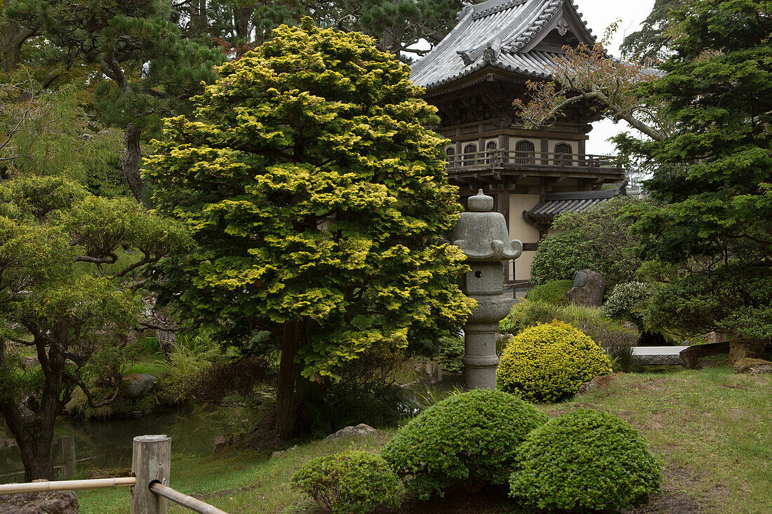 Blick auf eine Pagode, eine Skulptur und einen Landschaftsgarten im Japanischen Teegarten von San Francisco,Japanischer Teegarten,San Francisco,Kalifornien