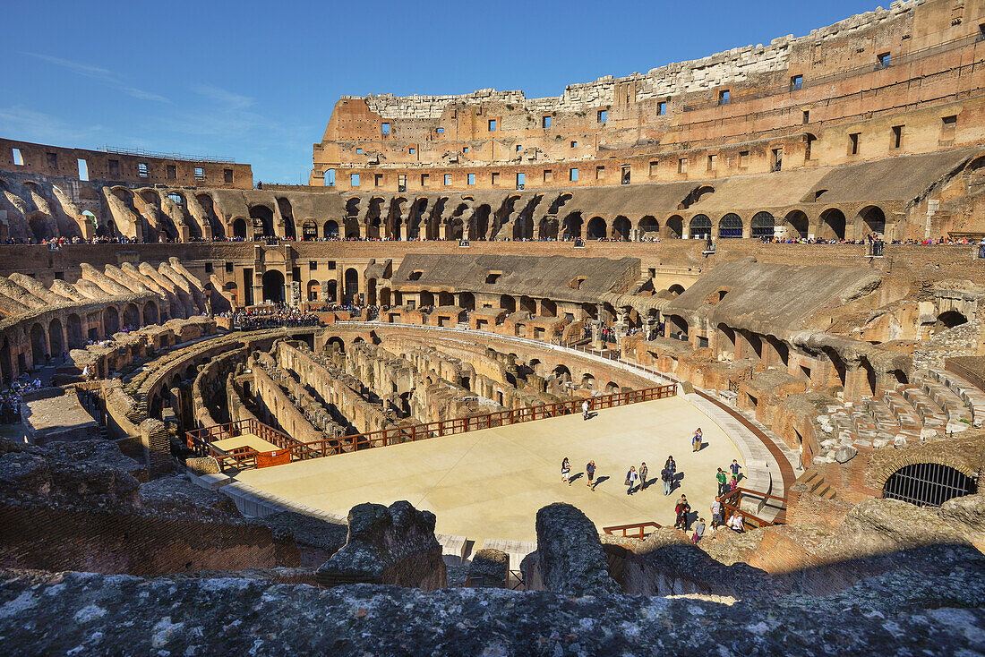 Touristen besichtigen die Ruinen des Kolosseums, des historischen Amphitheaters in Rom,Rom,Italien