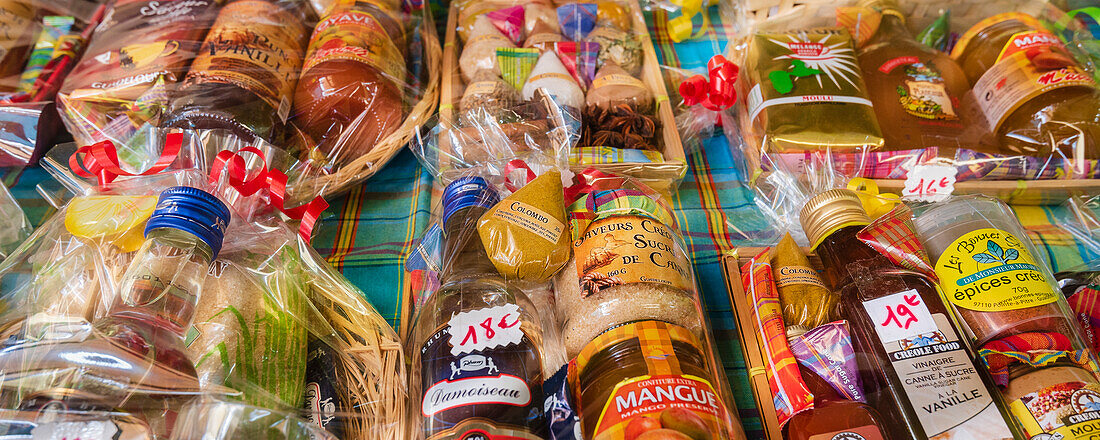 Pakete mit traditionellen Lebensmitteln zum Verkauf auf einem Straßenmarkt in Grande-Terre, Guadeloupe, Französisch-Westindien, Grande-Terre, Guadeloupe, Frankreich