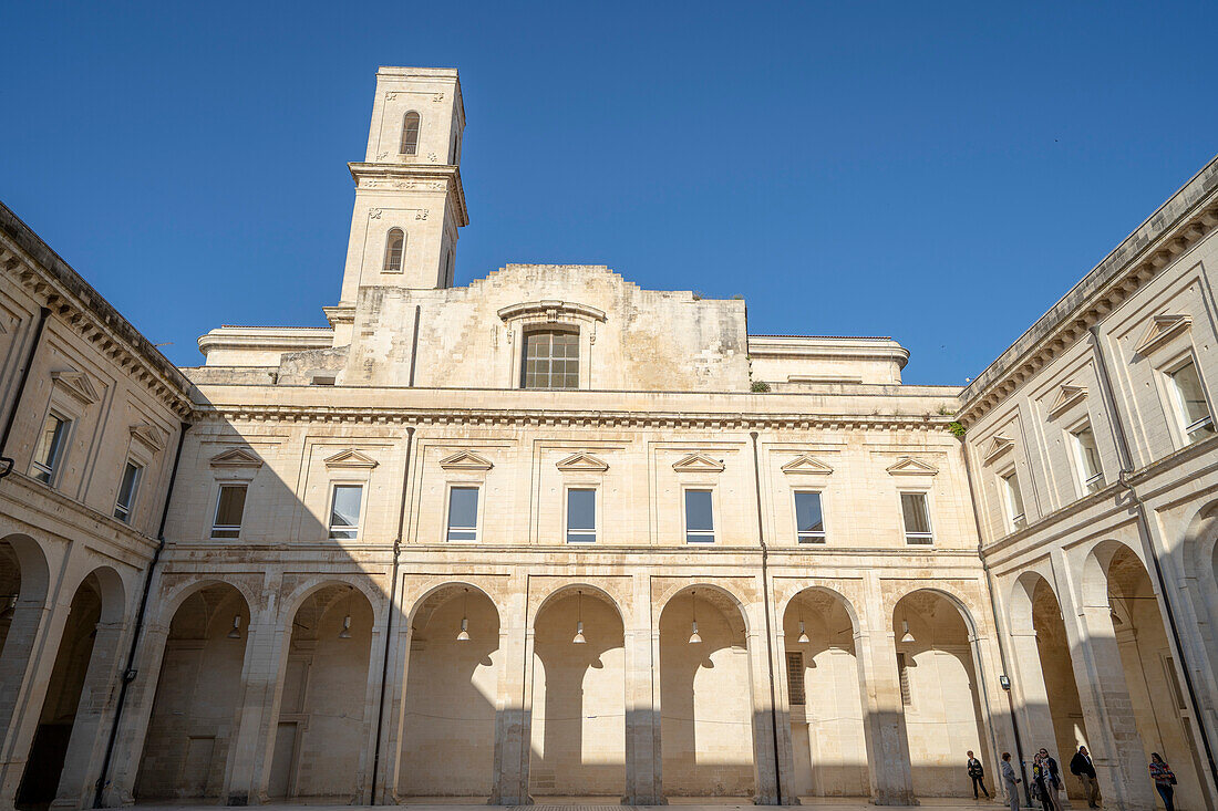 Bögen und Turm auf dem historischen Stadtplatz von Lecce, Süditalien, Lecce, Apulien, Italien