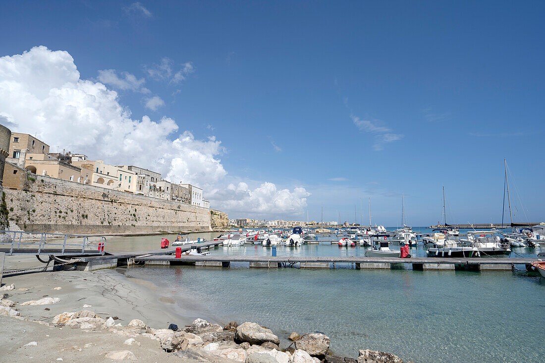 Ein Hafen in der Region Apulien, Italien, an der Straße von Otranto, Otranto, Apulien, Italien