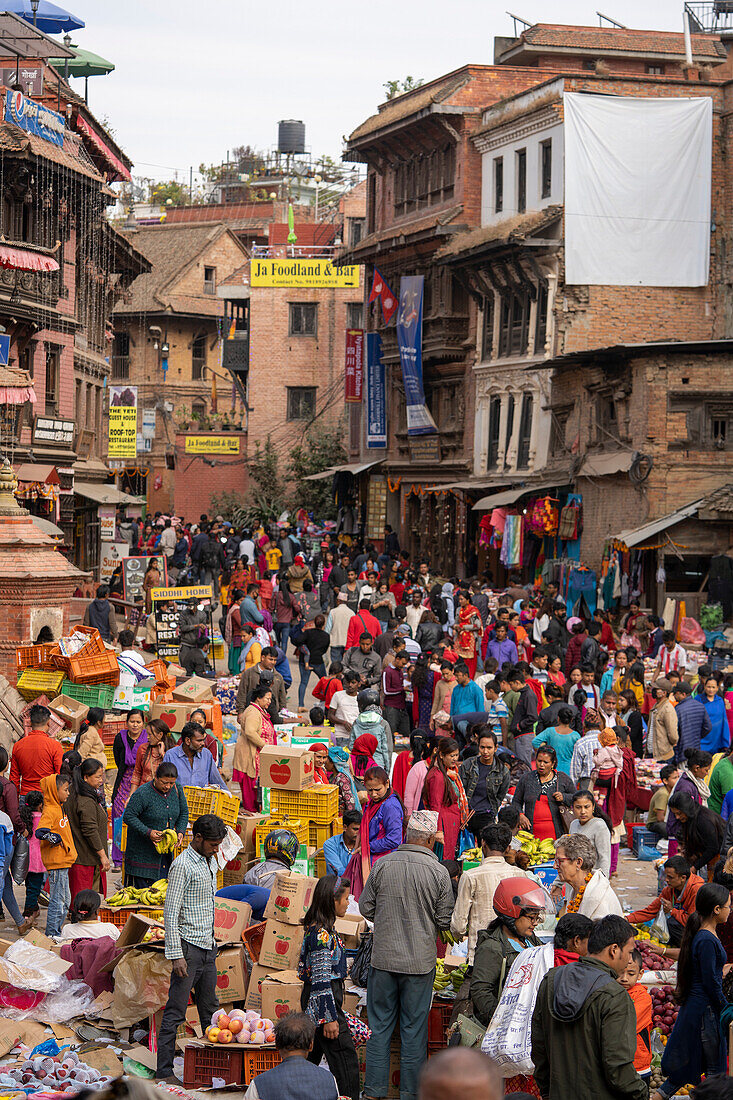 Durbar Square am Markttag in der alten Stadt Bhaktapur, die zwischen dem 16. und 18. Jahrhundert von den Newari Hindu Mallas erbaut wurde, Kathmandu Valley, Nepal, Bhaktapur, Kathmandu Valley, Nepal