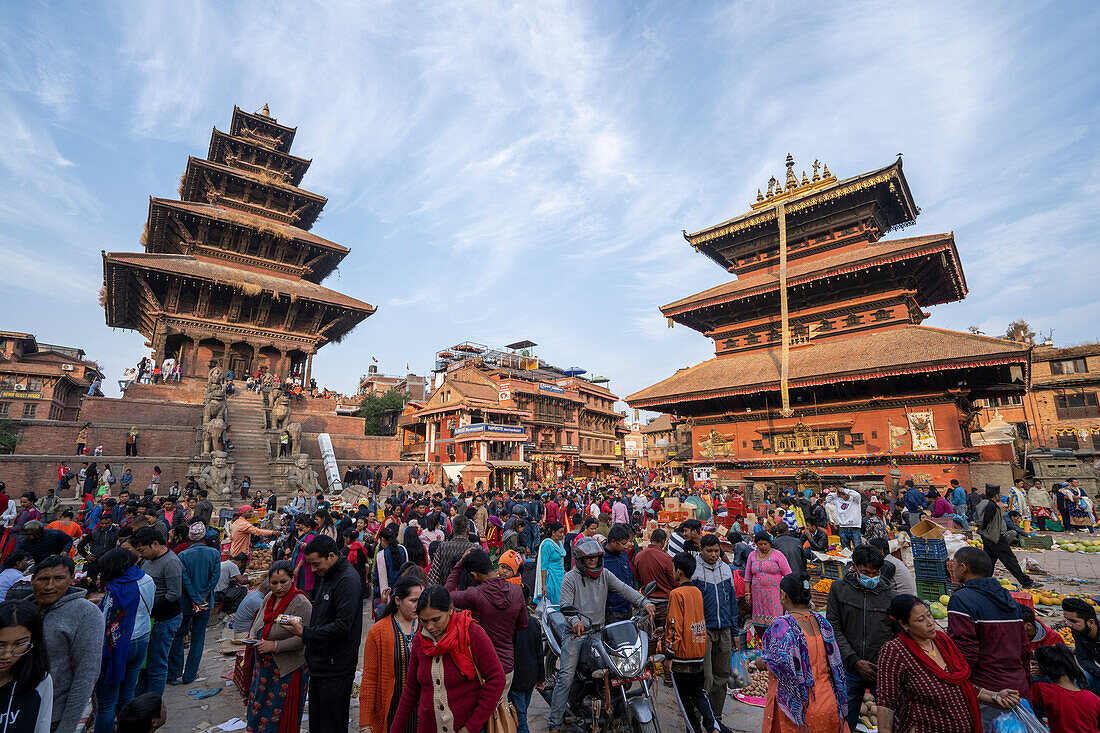 Nyatapola Mandir und Bhairavnath Mandir am Durbar Square in der Altstadt von Bhaktapur, erbaut von den Newari Hindu Mallas zwischen dem 16. und 18. Jahrhundert,Kathmandu Valley,Nepal,Bhaktapur,Kathmandu Valley,Nepal