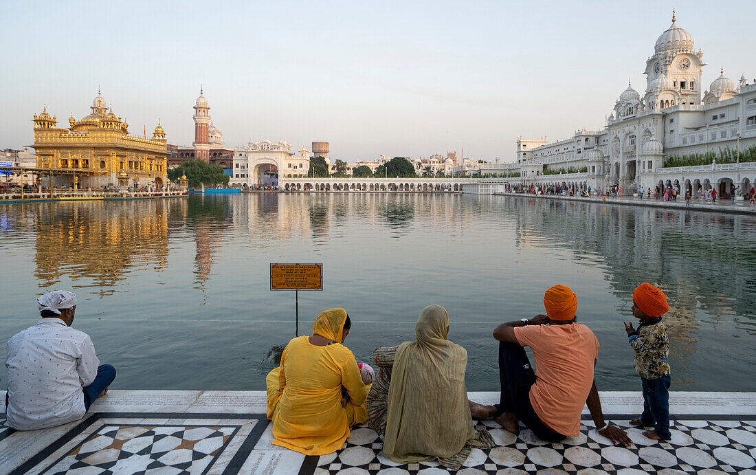 Sikhs beim Goldenen Tempel (Sri Harmandir Sahib) Gurdwara und Sarovar (Nektarbecken), Amritsar, Punjab, Indien