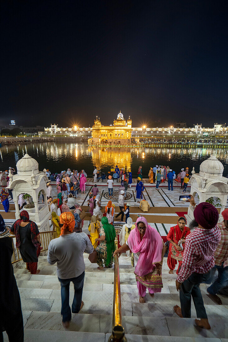 Sikhs beim Goldenen Tempel (Sri Harmandir Sahib) Gurdwara und Sarovar (Nektarbecken), Amritsar, Punjab, Indien