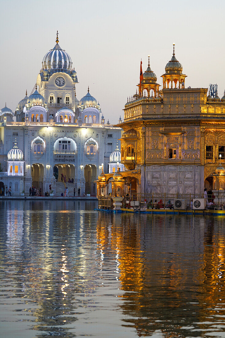 Der Goldene Tempel (Sri Harmandir Sahib), Gurdwara und Sarovar (Nektarbecken), Amritsar, Punjab, Indien