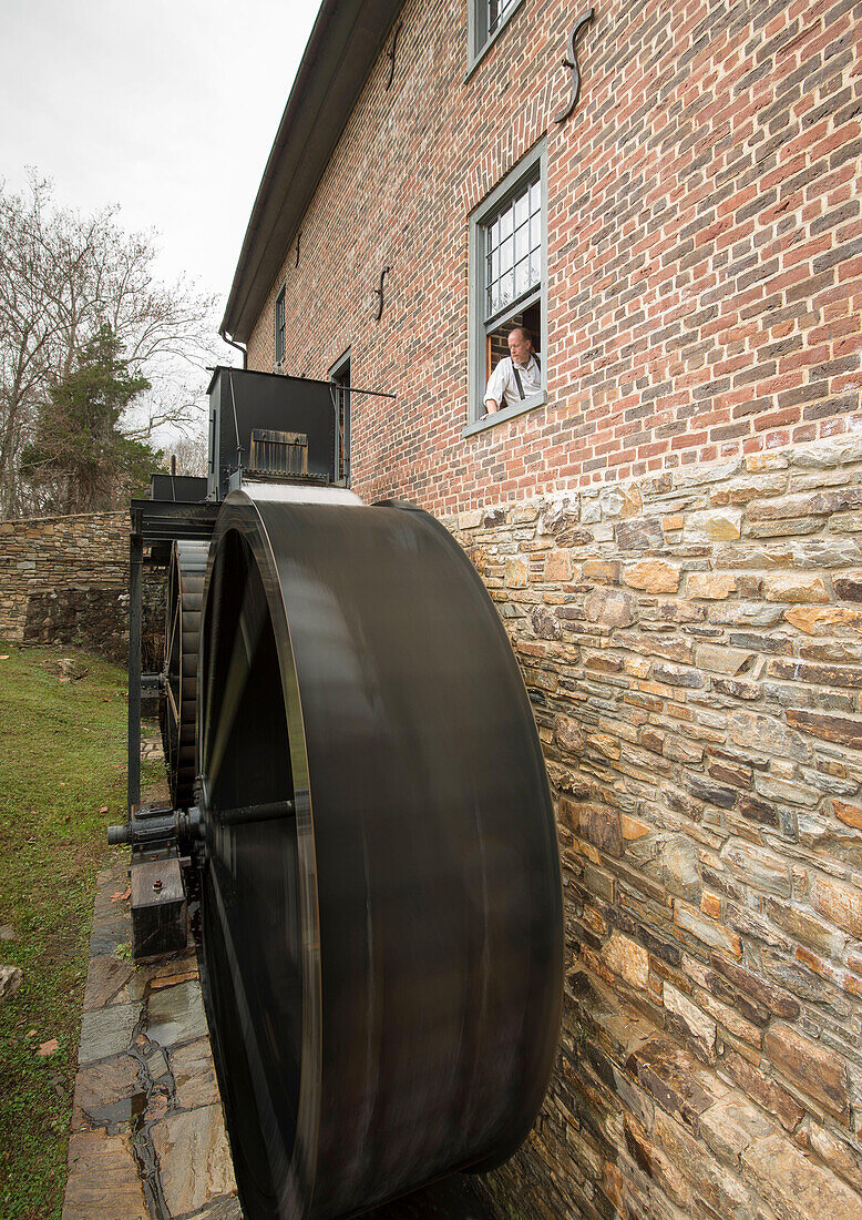 Der Müller sieht zu, wie die Räder in der Aldie-Mühle in Loudoun County, Virginia, das Wasser drehen.