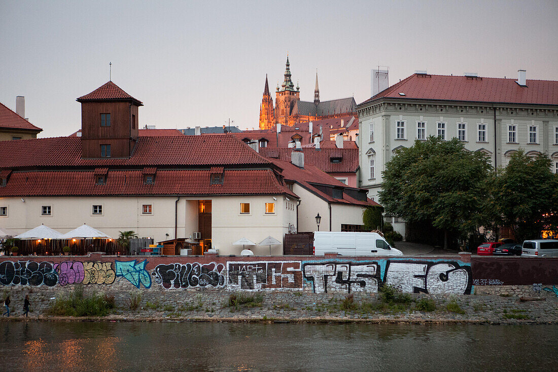 Von der Moldau aus gesehen, ist die Prager Burg in der Abenddämmerung beleuchtet.,Prag,Tschechische Republik