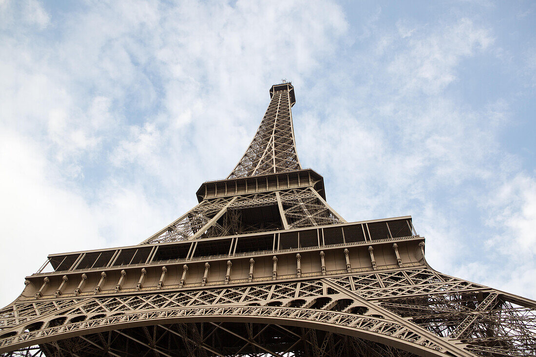 Blick von unten auf den Eiffelturm,Paris,Frankreich