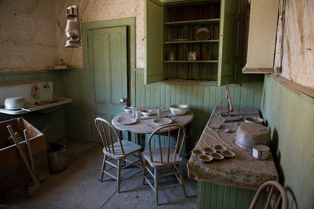 Eine Küche mit Esszimmer in einem verlassenen Haus in Bodie Ghost Town, Bodie State Historic Park, Bridgeport, Kalifornien