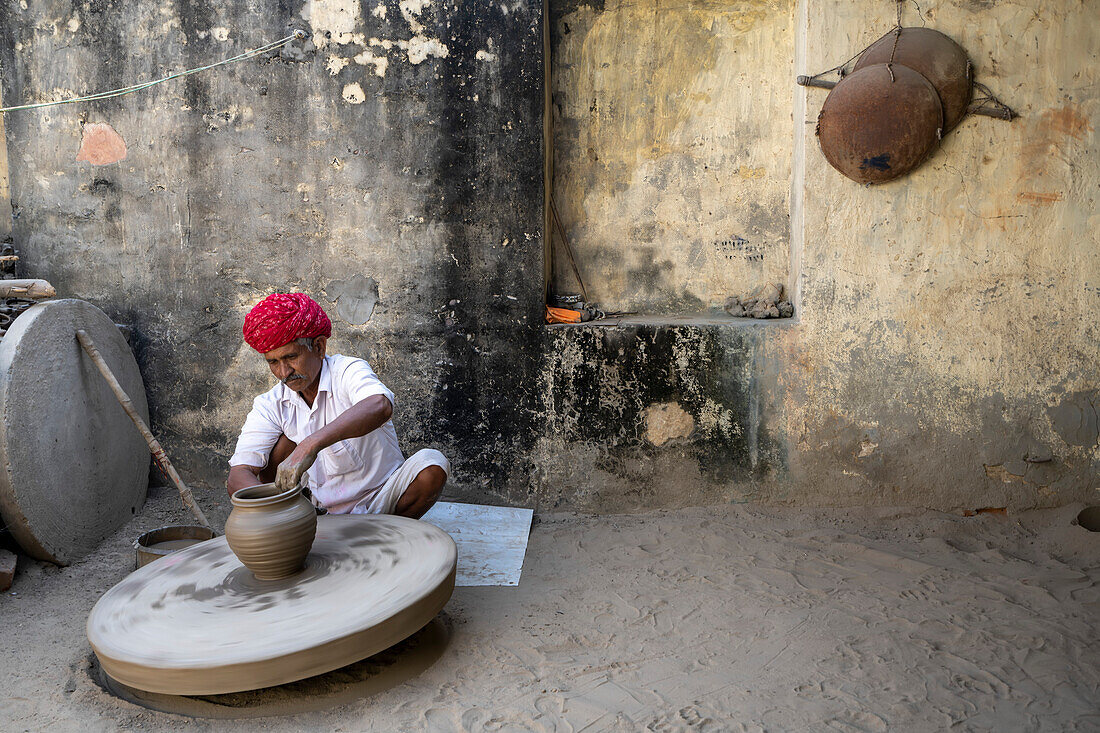 Ländliches Dorfleben,Töpfer bei der Arbeit an einer Töpferscheibe in Nimaj,Rajasthan,Indien,Jaitaran,Pali,Rajasthan,Indien