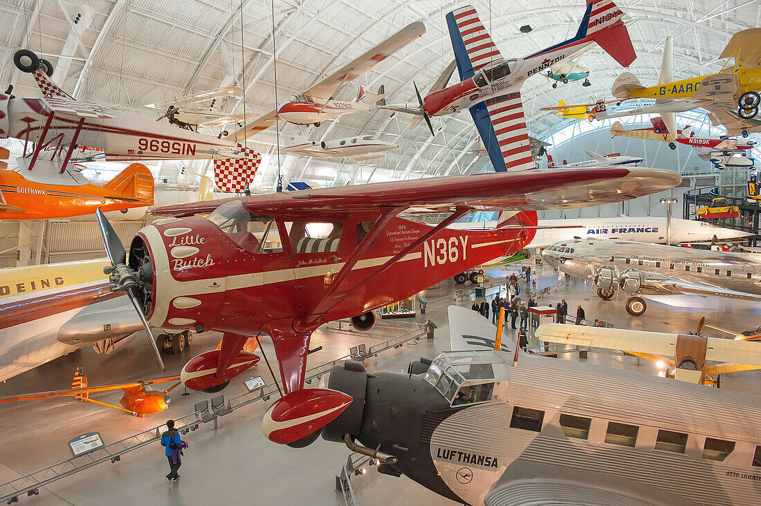 Die Monocouple 110 Special hängt vom Dach des Smithsonian's National Air & Space Museum im Steven F. Udvar-Hazy Center.