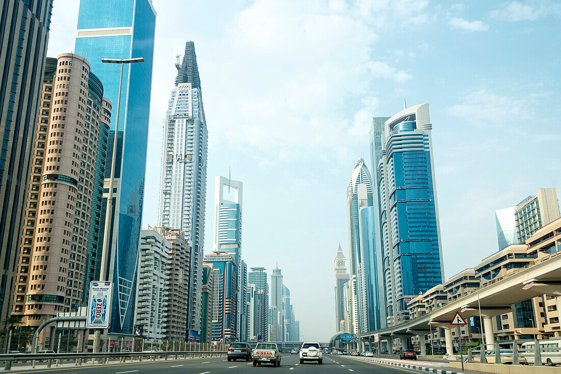 Einfahrt nach Dubai, VAE auf der Autobahn von Abu Dhabi, VAE, Dubai, Vereinigte Arabische Emirate