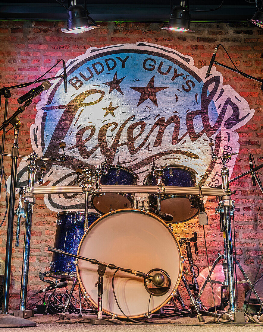 Schlagzeug auf einer Bühne in einem Blues-Club in Chicago, Illinois, USA, Chicago, Illinois, Vereinigte Staaten von Amerika