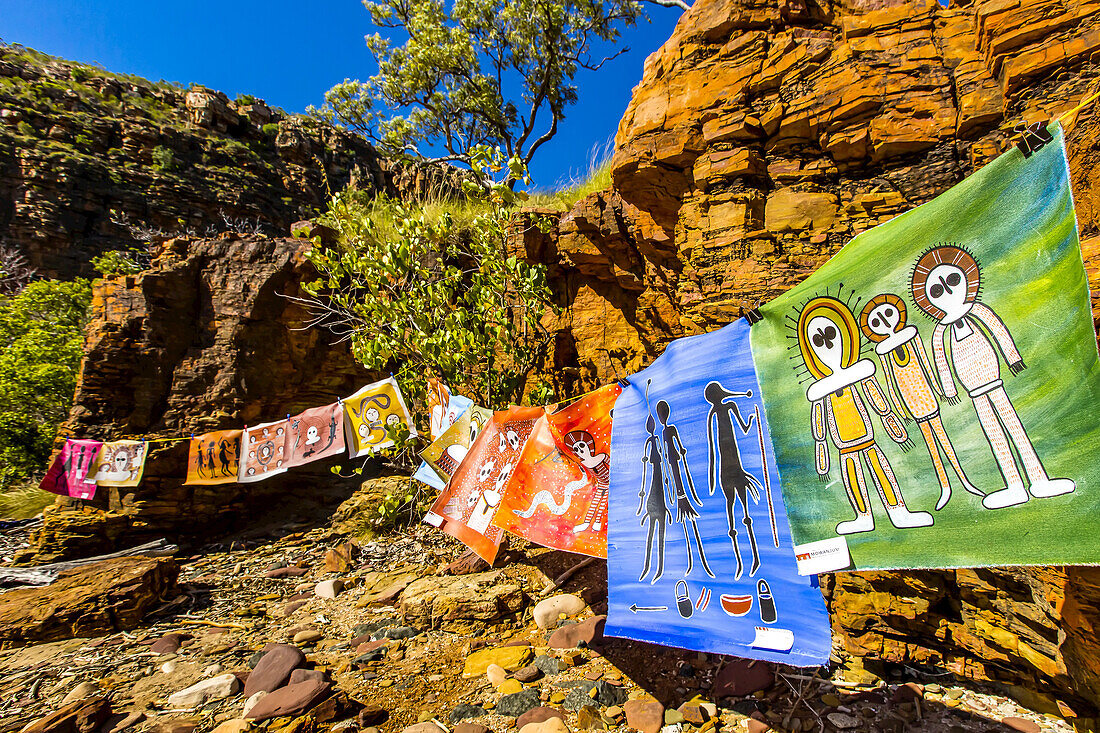Kunst der Aborigines hängt an einer Wäscheleine in der Nähe von Raft Point in der Kimberley-Region.