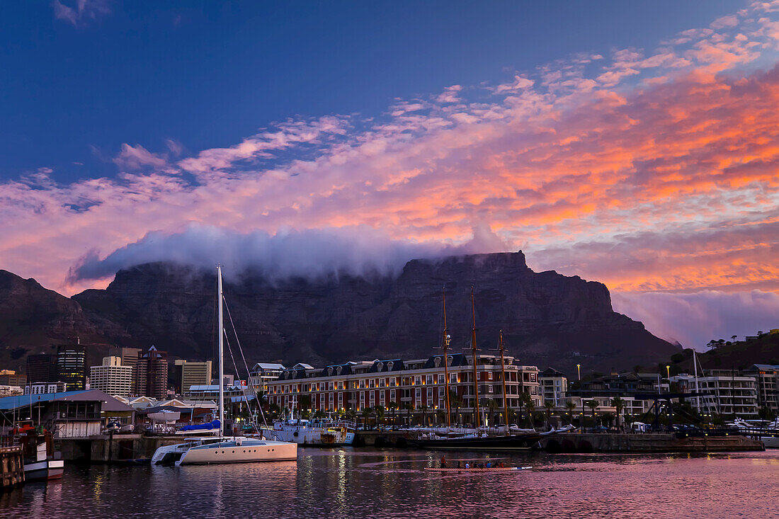 Farbenfroher Sonnenuntergang über dem Hafen von Kapstadt.